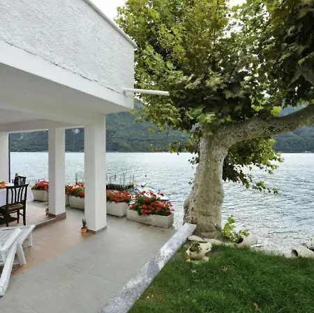 Villa Sleeps 12 *